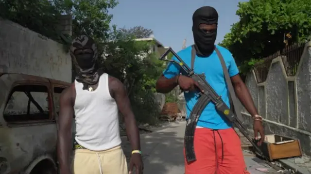 Dos hombres armados con el rostro cubierto en las calles de Puerto Príncipe