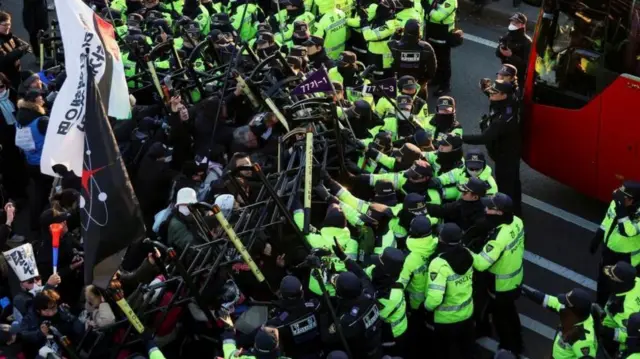 Detractores de Yoon se enfrentan a la policía después de que las autoridades no lograran arrestar al presidente suspendido.