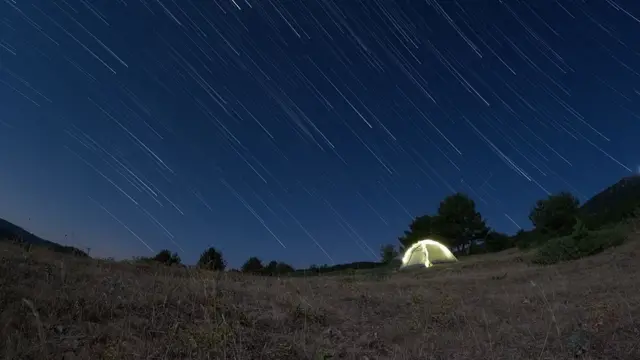 Fotografía de una lluvia de meteoros durante las Perseidas en Turquía.