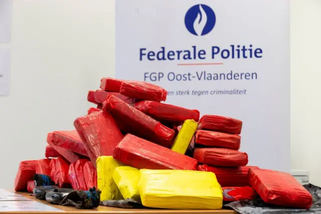 Esta fotografía muestra la incautación de unos 200 kilogramos de cocaína en la comisaría de la Policía Federal de Flandes Oriental, Bélgica, el 21 de junio de 2021. Fue encontrada en un barco que transportaba zumo de naranja desde Santos, Brasil. 