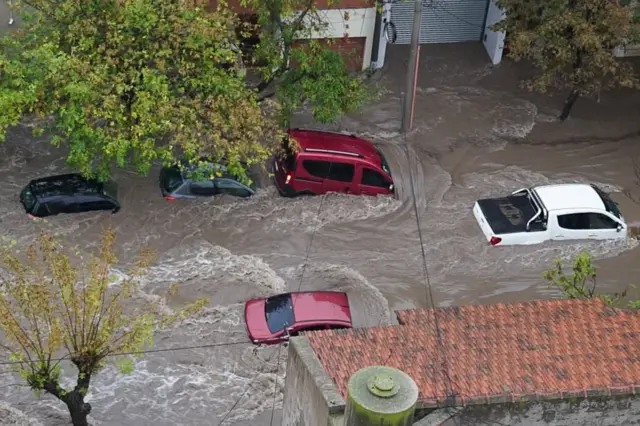 Vehículos en una calle inundada de Bahía Blanca