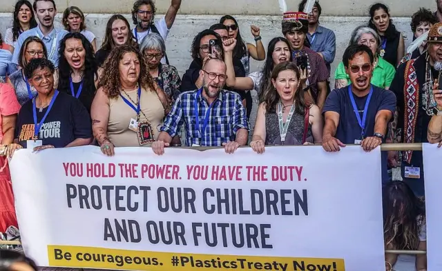 Activistas con un cartel que dice