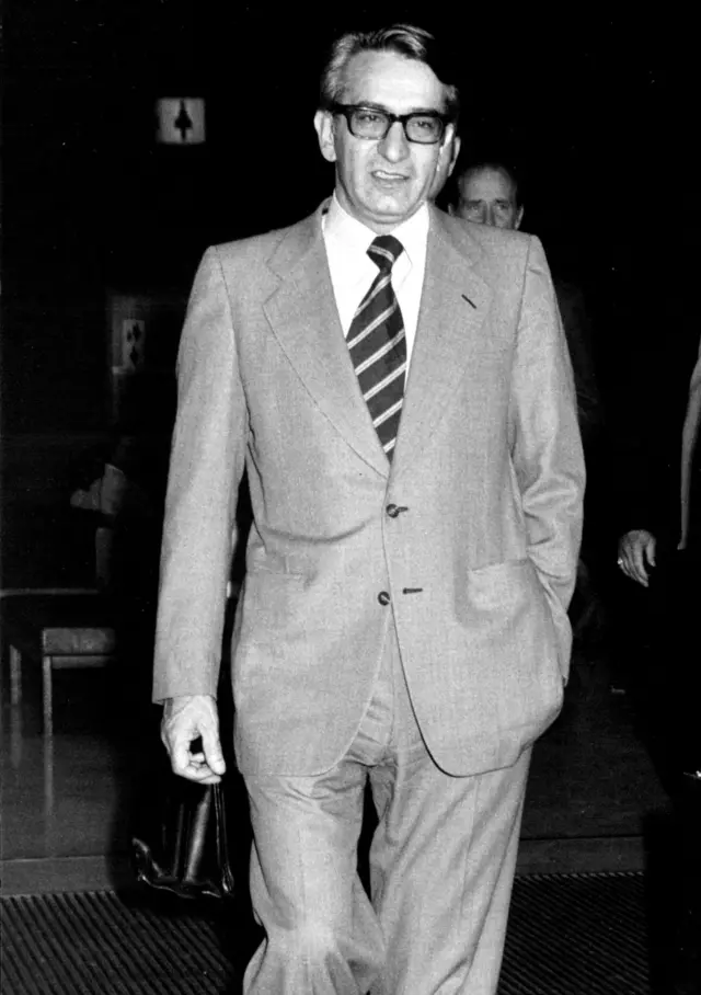 Akbar Etemad, viceprimer ministro de Irán, en el aeropuerto de Sídney el 2 de mayo de 1978.