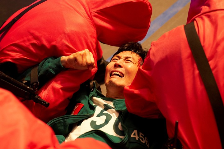 Seong Gi-hun (el actor Lee Jung-Jae) intenta convencer al grupo de que deje los juegos mortales.