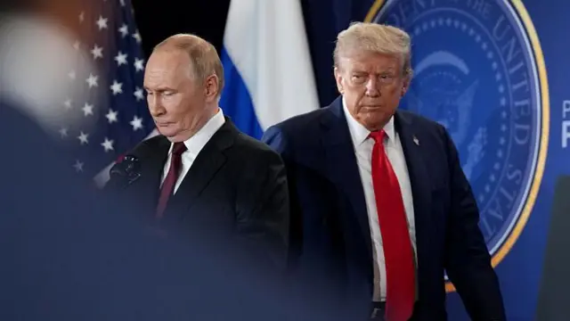 Vladimir Putin y Donald Trump con rostros serios.
