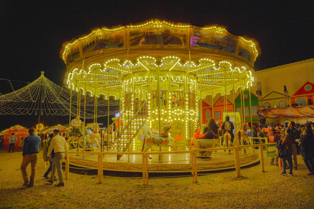 Parejas, familias y amigos disfrutan del recorrido entre luces, nieve y música en el Brilla Fest.