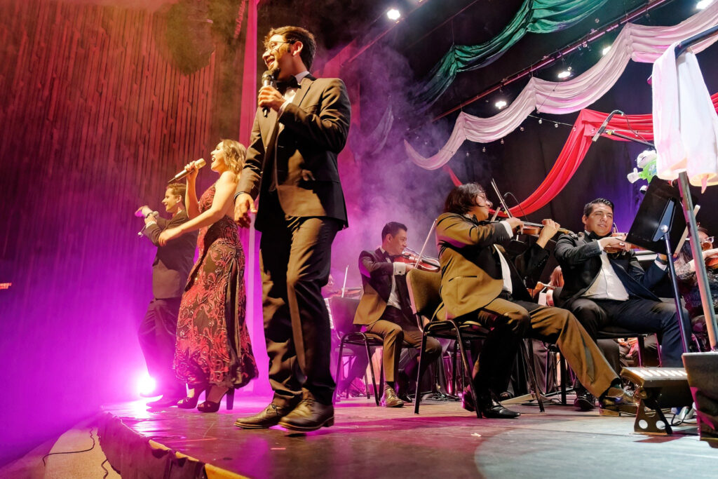 El Carnaval Sinfónico – Banda Espectacular combina la energía de la banda sinaloense con arreglos de la Filarmónica de las Artes para ofrecer un espectáculo único en la CDMX.