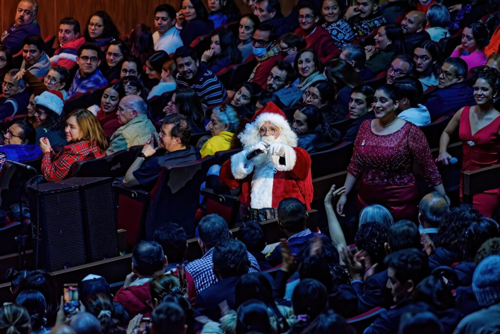 La puesta en escena combina arreglos sinfónicos, iluminación y números coreográficos.
