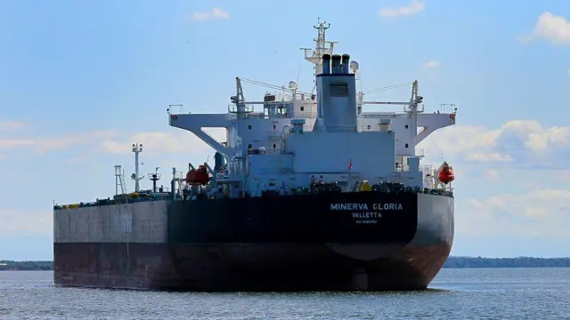 Un petrolero navega por el lago de Maracaibo tras cargar crudo en la refinería de Bajo Grande a inicios de este mes.