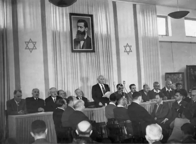 Los miembros del recién creado Estado de Israel se reunieron para escuchar al primer ministro David Ben Gurion leer la