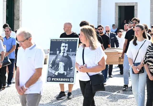 Un cartel con la foto de André Silva que dice: