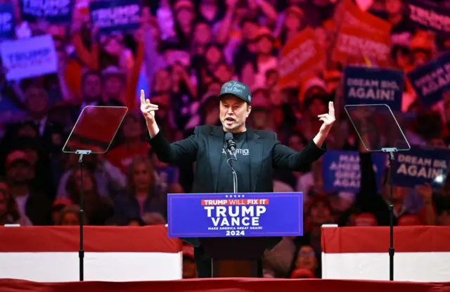 Elon Musk hablando en un mitin durante la campaña presidencial de Donald Trump en el Madison Square Garden de Nueva York.