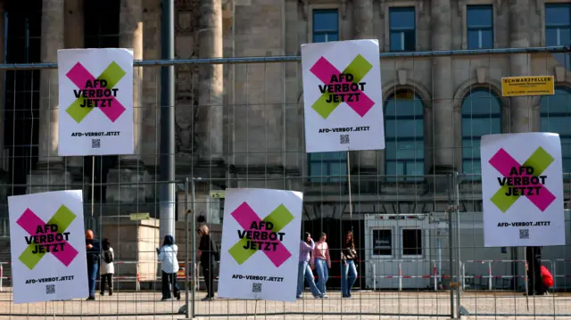 Carteles pidiendo la prohibición del partido AfD a las afueras del Bundestag en Berlín en marzo de 2025