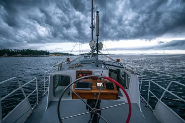 Un velero en una tormenta