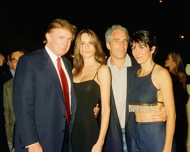 El promotor inmobiliario estadounidense Donald Trump y su novia (y futura esposa), la ex modelo Melania Knauss, el financiero (y futuro delincuente sexual convicto) Jeffrey Epstein y la socialité británica Ghislaine Maxwell posan juntos en el club Mar-a-Lago, Palm Beach, Florida, el 12 de febrero de 2000.