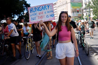 Una participante sujeta un cartel durante la marcha del Día del Orgullo en Budapest, este sábado.