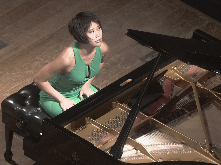 Una bomba en el mundo clásico. Yuja Wang, entregada a la música, en su anterior visita al Colón, en 2024. Foto:Prensa/Arnaldo Colombaroli