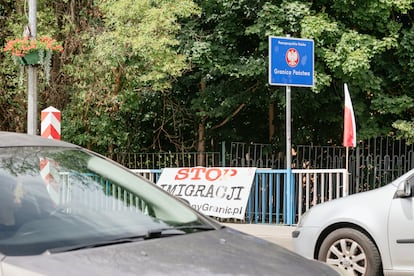 Cartel anti inmigracion polaco frente al control fronterizo polaco en la frontera entre Alemania y Polonia.