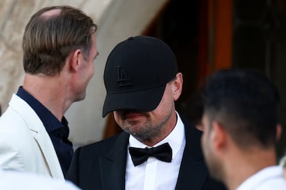 Leonardo DiCaprio se dirige a la ceremonia vestido con esmoquin y una gorra negra que le oculta el rostro.