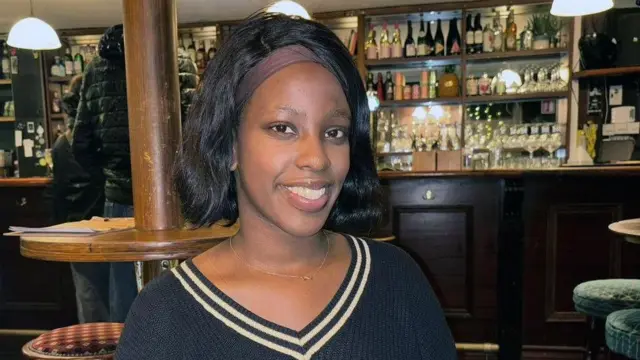 Amanda, sonriendo en primer plano