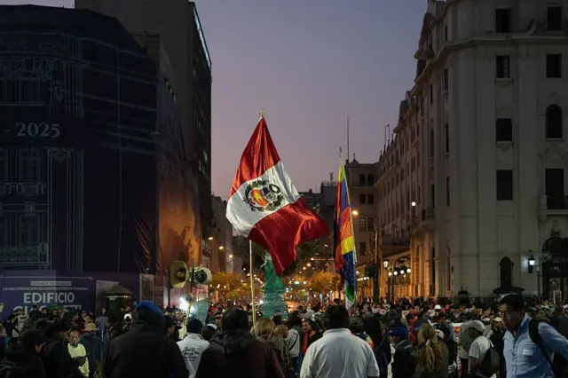 Manifestación en Lima con la bandera de Perú