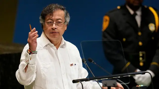 Gustavo Petro de pie en un podio de las naciones unidas mientras ofrece un discurso. Lleva puesta una guayabera. 