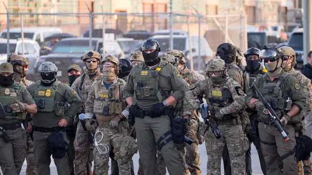 Las autoridades federales de inmigración custodian una instalación federal en medio de las protestas en curso en Chicago.