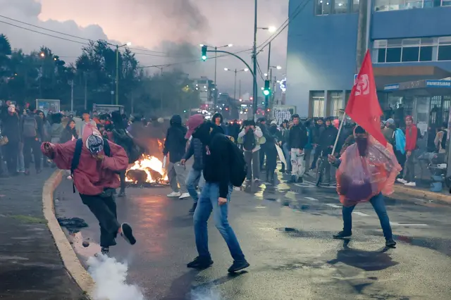 Manifestantes se enfrentan con la policía ecuatoriana durante una manifestación en Quito el 30 de septiembre de 2025.