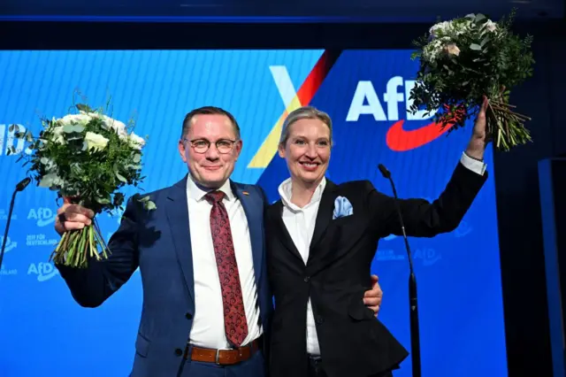 El copresidente del partido AfD, Tino Chrupalla, y la candidata a canciller, Alice Weidel, celebran los primeros resultados.