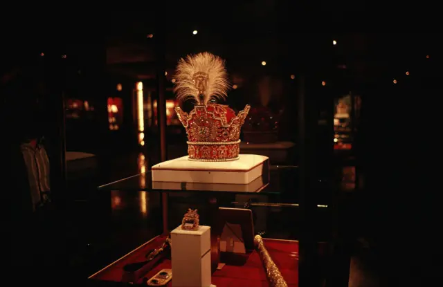 La corona que usó el Sha de Irán en una vitrina de alta seguridad en el Banco Central  de Teherán, donde se conservan miles de piezas del tesoro nacional de Irán.