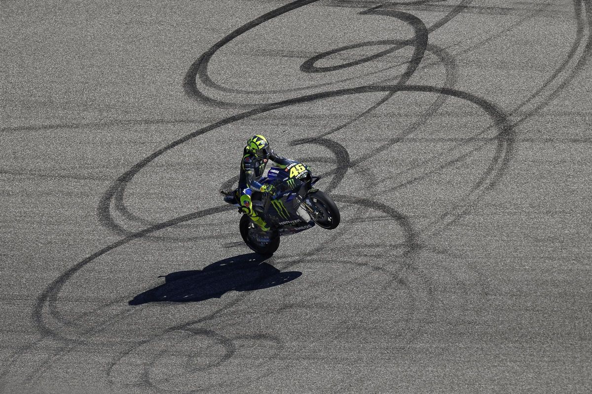 Valentino Rossi se divierte con su Yamaha.