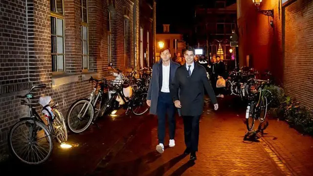 Jetten y su pareja, el jugador argentino de hockey Nicolás Keenan, caminan de noche por una calle llena de bicicletas.