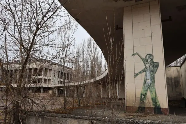 Se ven grafitis en el abandonado Palacio de Cultura Enerhetyk, en la plaza central, el 12 de abril de 2025 en Prypiat, Óblast de Kiev, Ucrania.