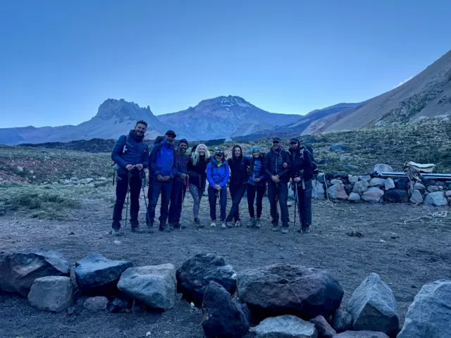 Las 9 personas que formaban parte de la expedición en la montaña.