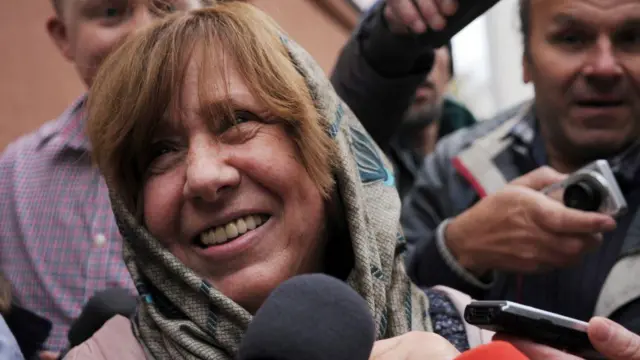 Svetlana Alexievich fue acosada por multitudes y periodistas en Minsk después de ganar el Premio Nobel de Literatura en 2015.