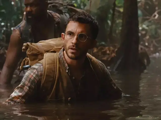 Jonathan Bailey en una escena de Jurassic Park Rebirth