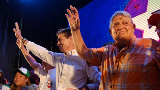 Rodrigo Paz posa con su padre, el expresidente boliviano Jaime Paz Zamora, en el acto de clausura de su campaña en Tarija, Bolivia, el 15 de octubre de 2025.