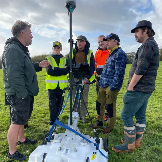 El equipo del proyecto ArchaeoMargam se reúne para discutir el trabajo de sondeo, alrededor de un dispositivo de radar para penetrar el suelo