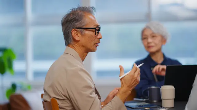 Japonés trabajando en oficina