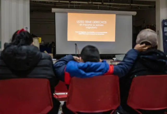 Un niño toca a su padre mientras asisten a una presentación del Centro Amica para los Derechos de los Inmigrantes (anteriormente conocido como Coalición CAIR) sobre la aplicación de la ley de inmigración en una escuela en Washington, DC el 10 de enero de 2025. (Foto de ANDREW CABALLERO-REYNOLDS / AFP) (Foto de ANDREW CABALLERO-REYNOLDS/AFP vía Getty Images)