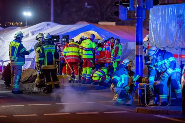 Los servicios de emergencia montan carpas para atender a los heridos.