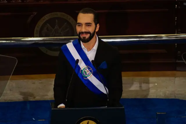 Bukele con la banda presidencial de El Salvador