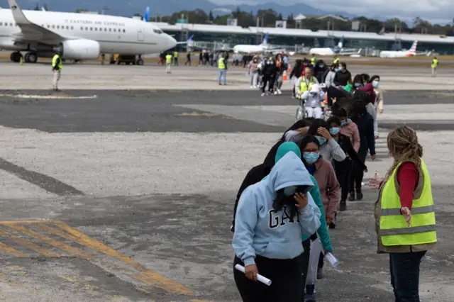 Personas deportadas a Guatemala ingresando en su país. 