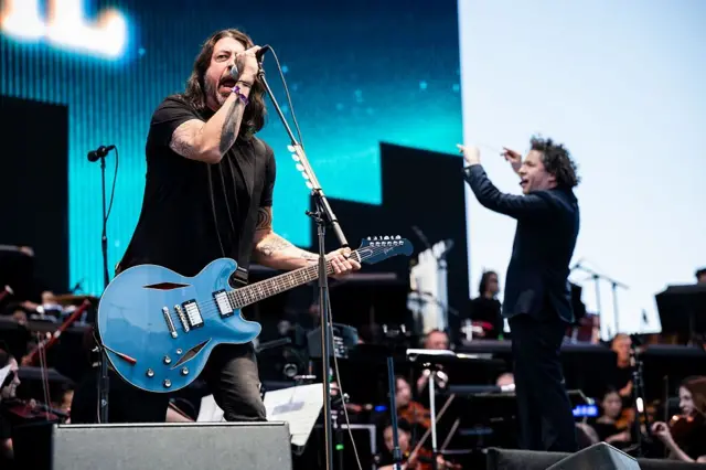 Dave Grohl canta mientras Dudamel dirige la orquesta