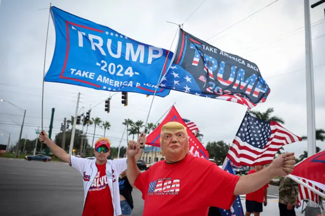 Seguidores de Trump en West Palm Beach (Florida), donde el presidente electo tiene su residencia principal.