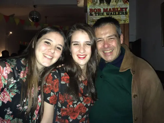 Florencia Salgueiro junto a su hermana y su padre.
