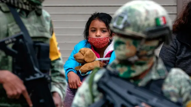 Militar y menor migrante