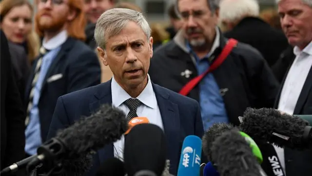 Pollack hablando con la prensa en Londres