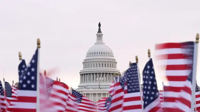 Imagen del Capitolio de los Estados Unidos con banderas del país tomada durante la mañana después de que el Senado aprobara la legislación para reabrir el gobierno federal.