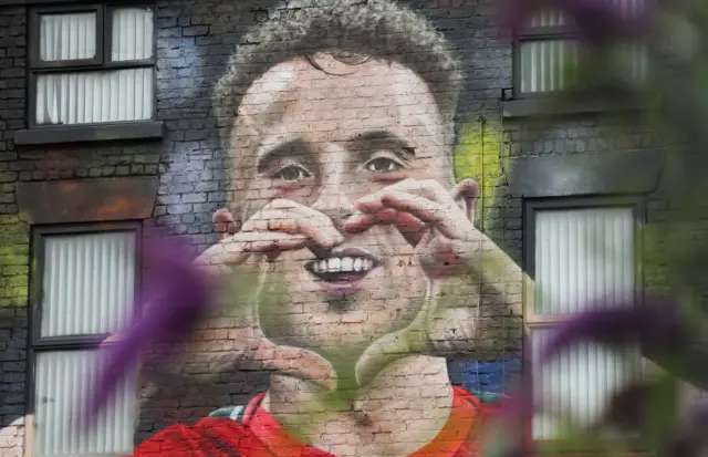 Un mural haciendo honor a Diogo Jota en Liverpool.